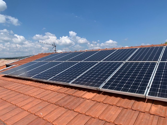 Panneaux solaire sur un toit en surimposition onduleur centralisé